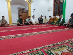 Dekat Bersama Warga, Babinsa Koramil Prambanan Lakukan Sholat Tarawih Berjamaah