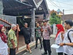 Berantas Sarang Nyamuk, Babinsa Klaten Utara Bersama Bhabinkamtibmas Dampingi Tenaga Kesehatan
