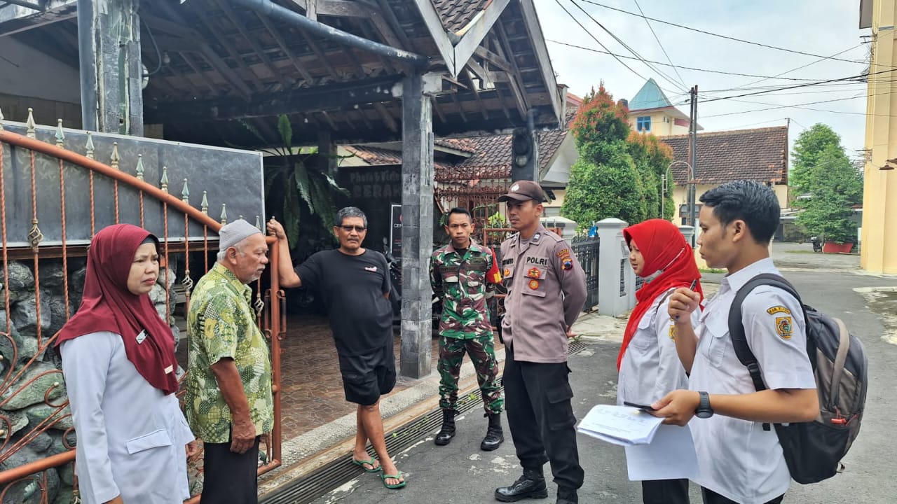 Berantas Sarang Nyamuk, Babinsa Klaten Utara Bersama Bhabinkamtibmas Dampingi Tenaga Kesehatan