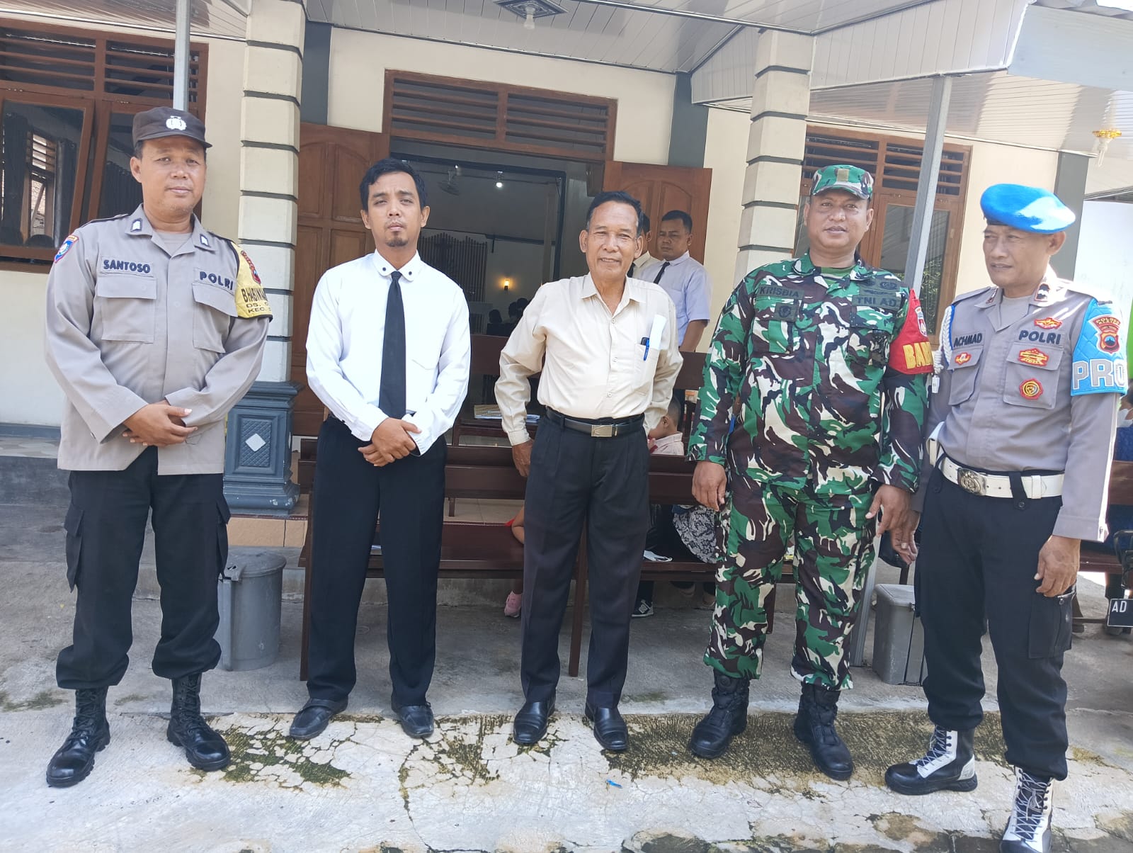 Bersama Bhabinkamtibmas, Babinsa Ceper Amankan Ibadah Jumat Agung Gereja Kerasulan Baru Indonesia (GKBI)