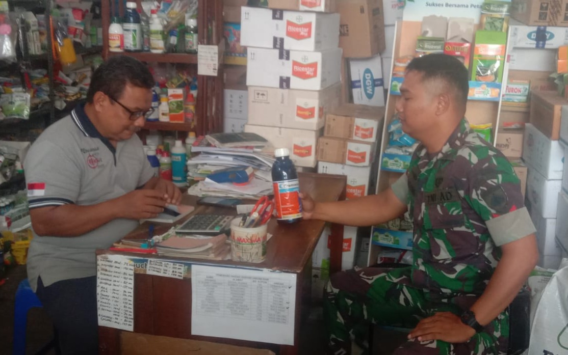 Sambangi Kios Pertanian, Babinsa Ceper Cek Persediaan Pupuk Dan Obat Pertanian