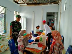 Warga Terima Bansos Beras Pemerintah, Babinsa Koramil Karangnongko Dampingi Penyalurannya