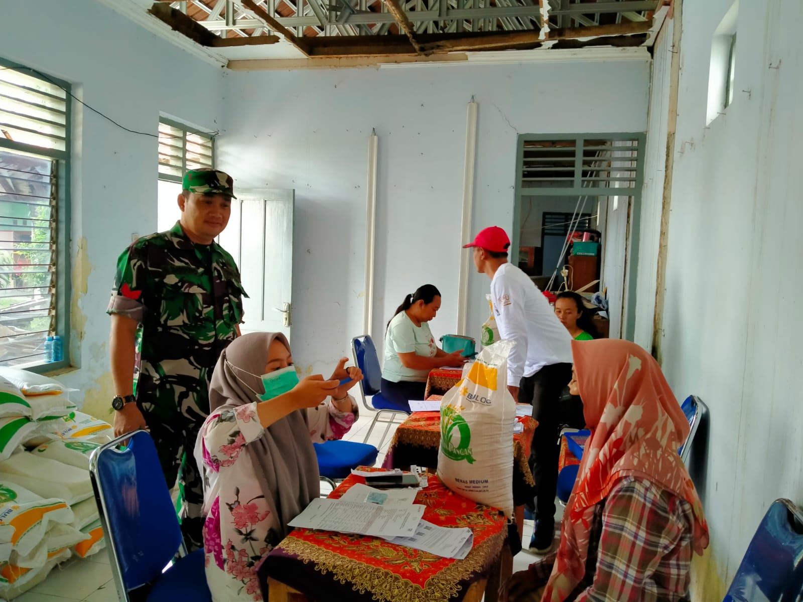 Warga Terima Bansos Beras Pemerintah, Babinsa Koramil Karangnongko Dampingi Penyalurannya