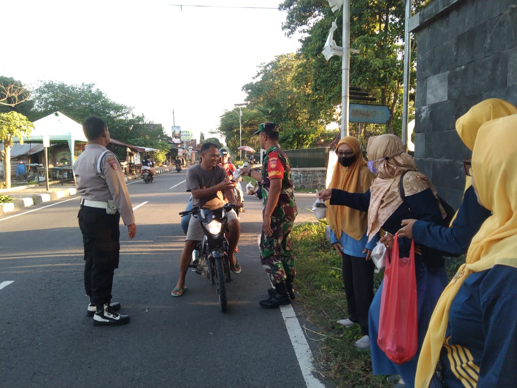 Berbagi Berkah Di Bulan Ramadhan Babinsa Prambanan Bagikan Takjil Gratis Bersama Warga