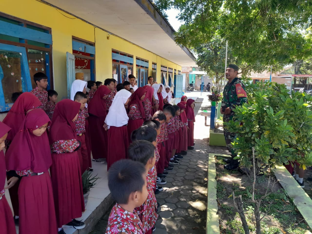 Tanam Nasionalisme, Babinsa Koramil Manisrenggo Beri Wasbang Siswa SD Negeri 3 Taskombang