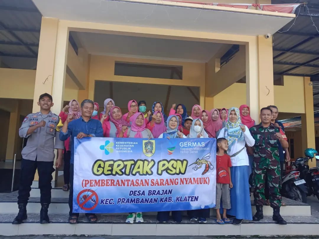 Babinsa Dampingi Petugas Puskesmas Lakukan Gertak PSN