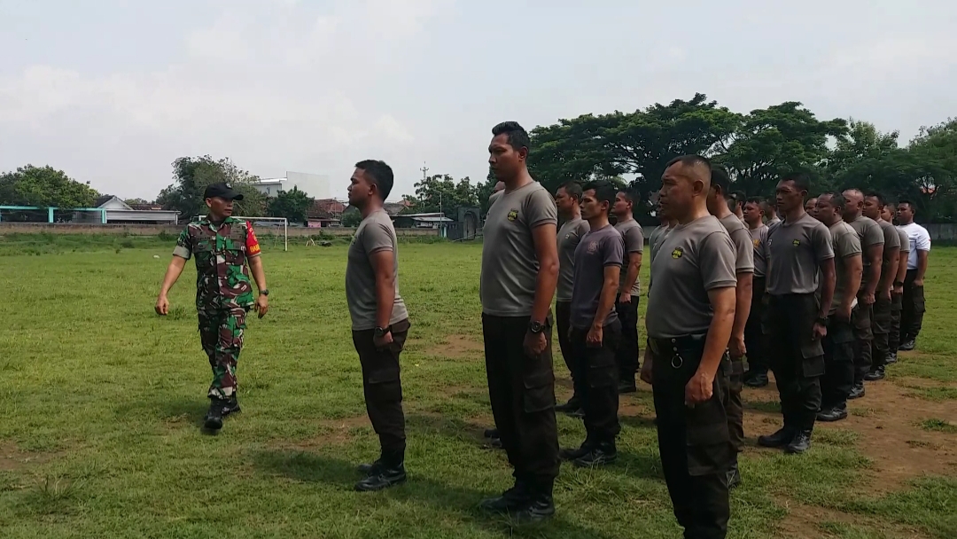Tumbuhkan Rasa Tanggung Jawab, Babinsa Berikan Materi Kedisiplinan Security PT Intan Pariwara