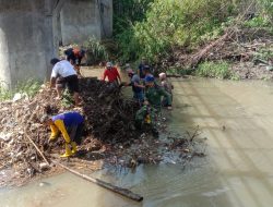 Babinsa Koramil 23/Ceper Gotong Royong Bersama Warga Bersihkan Sampah Sungai