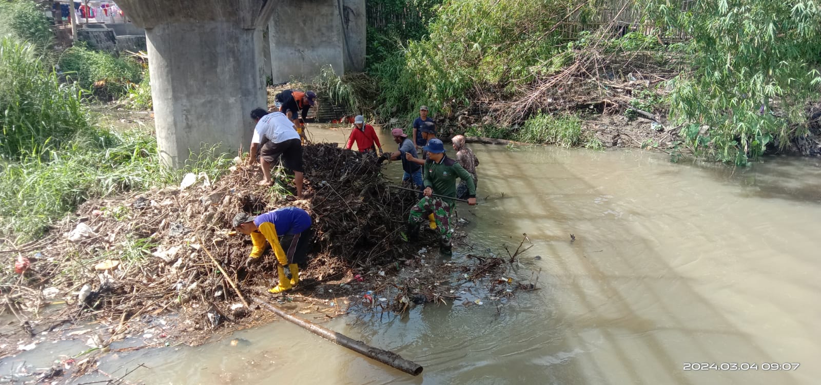 Babinsa Koramil 23/Ceper Gotong Royong Bersama Warga Bersihkan Sampah Sungai