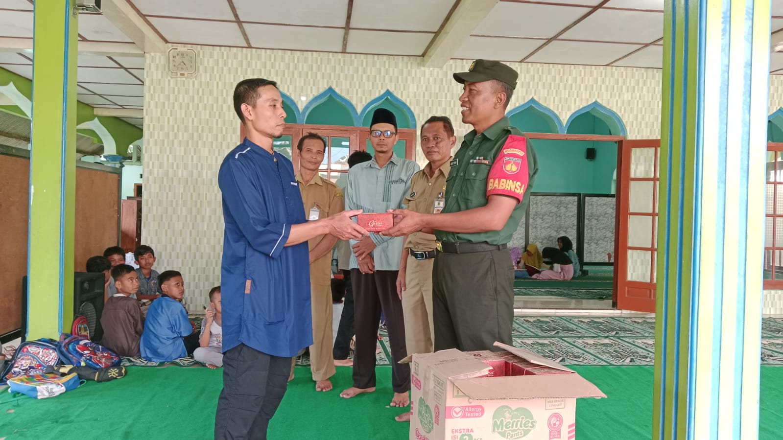 Babinsa Bersama Muspika Wonosari Bagikan Takzil Gratis