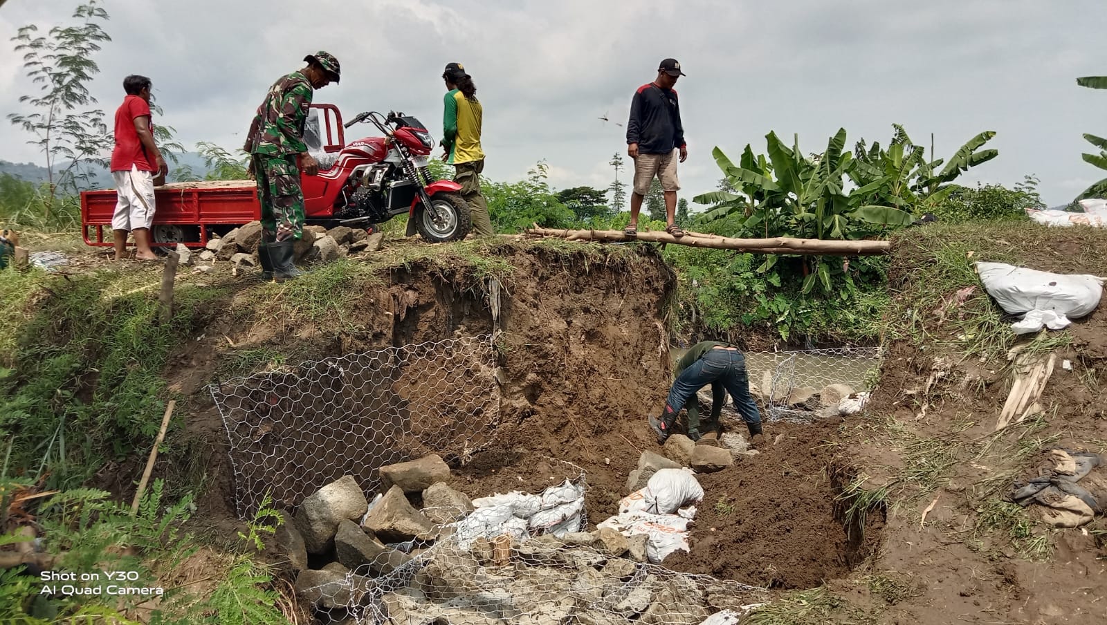 Tanggul Sungai Jebol, Danramil Cawas Pimpin Perbaikan Tanggul Bersama Warga