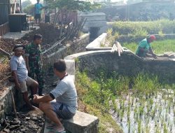 Babinsa Koramil Klaten Utara Bersama Warga Perbaiki Saluran Irigasi