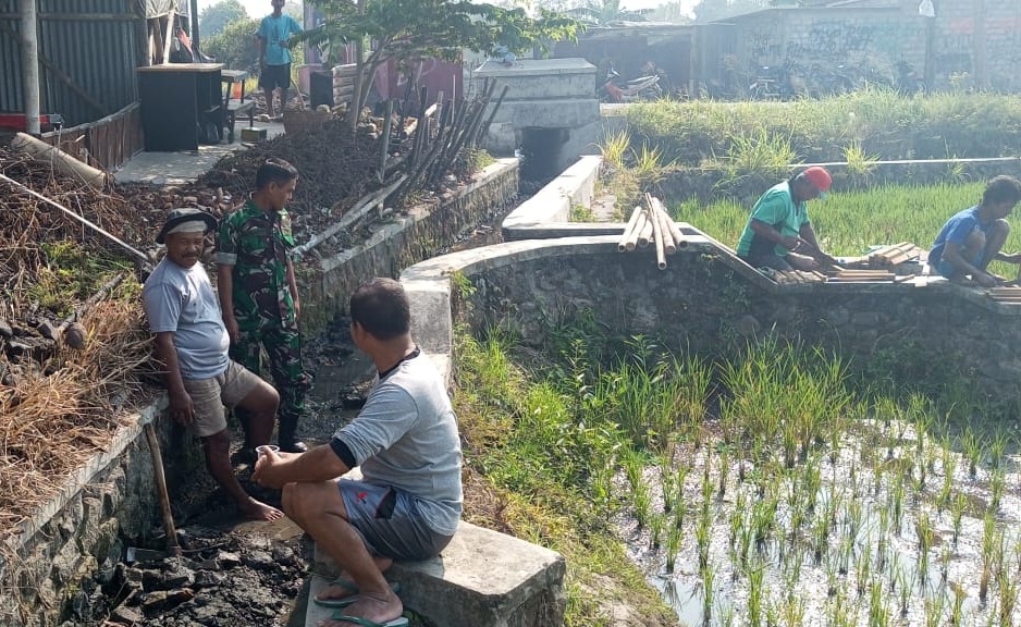 Babinsa Koramil Klaten Utara Bersama Warga Perbaiki Saluran Irigasi