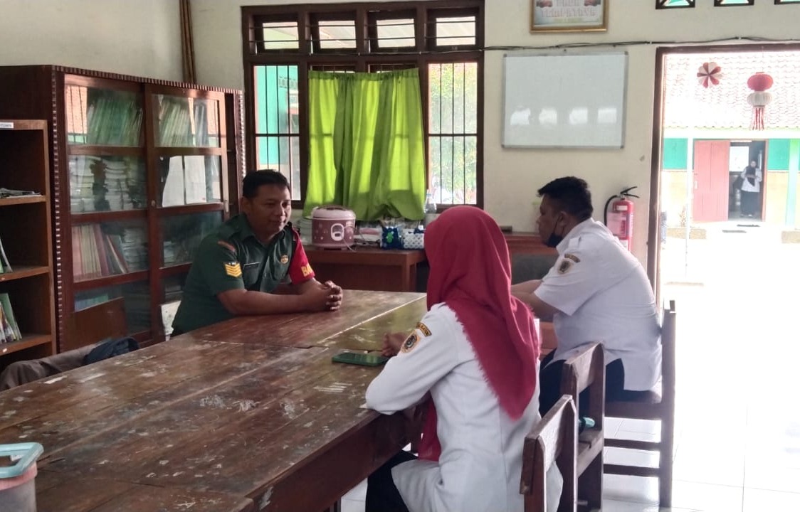 Babinsa Koramil Ceper Datangi Kepala Sekolah dan Guru SDN 1 Desa Kajen, Ini Yang Disampaikan
