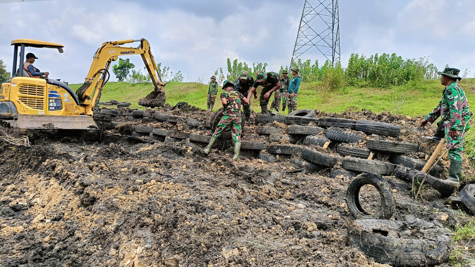 Kodim 0723/Klaten Kerahkan Alat Beratnya Untuk Perbaikan Tanggul Lapangan Tembak