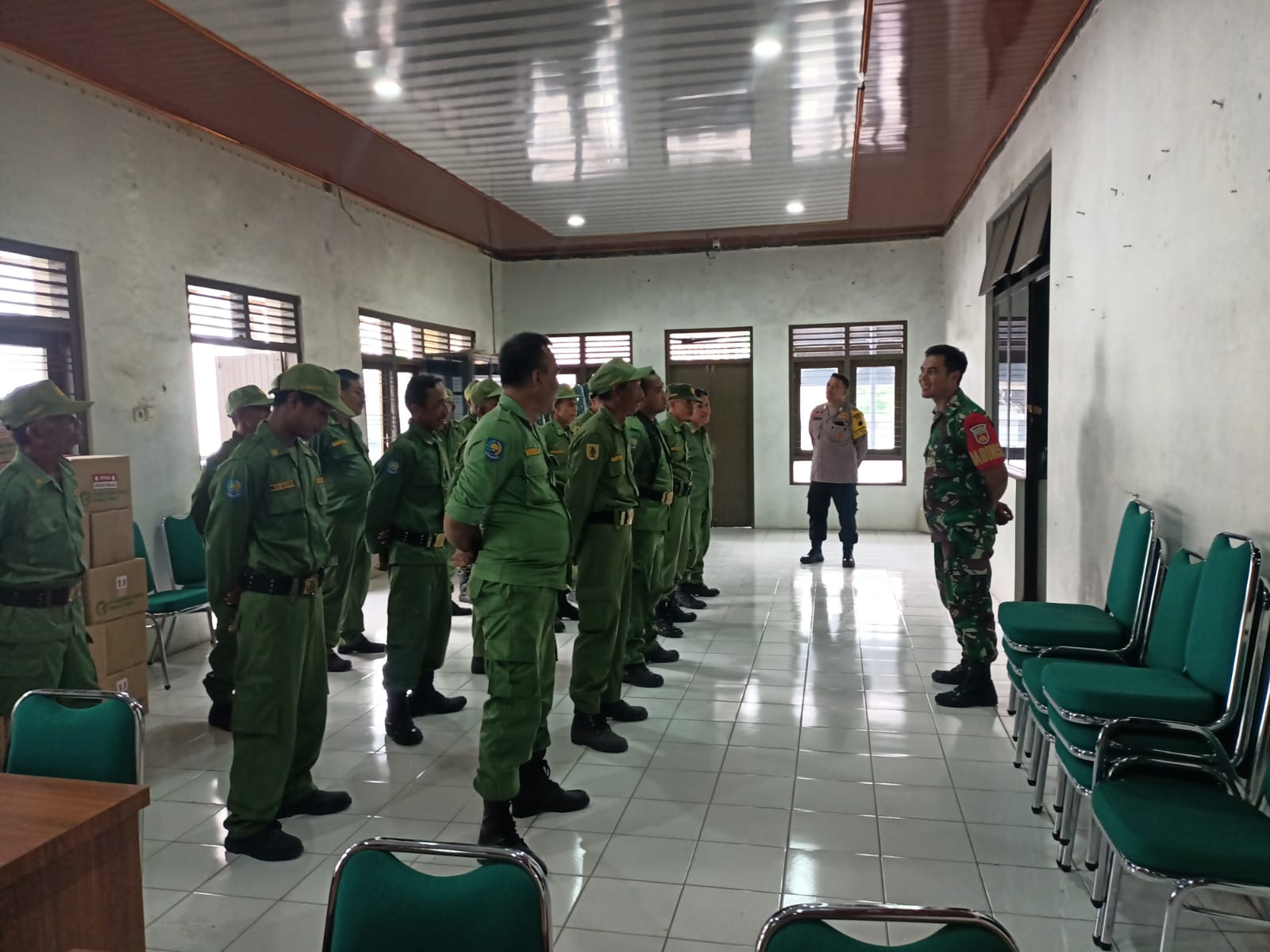 Tingkatkan Kapasitas Linmas, Babinsa Wonosari Wonosari Latih Linmas Desa Binaan