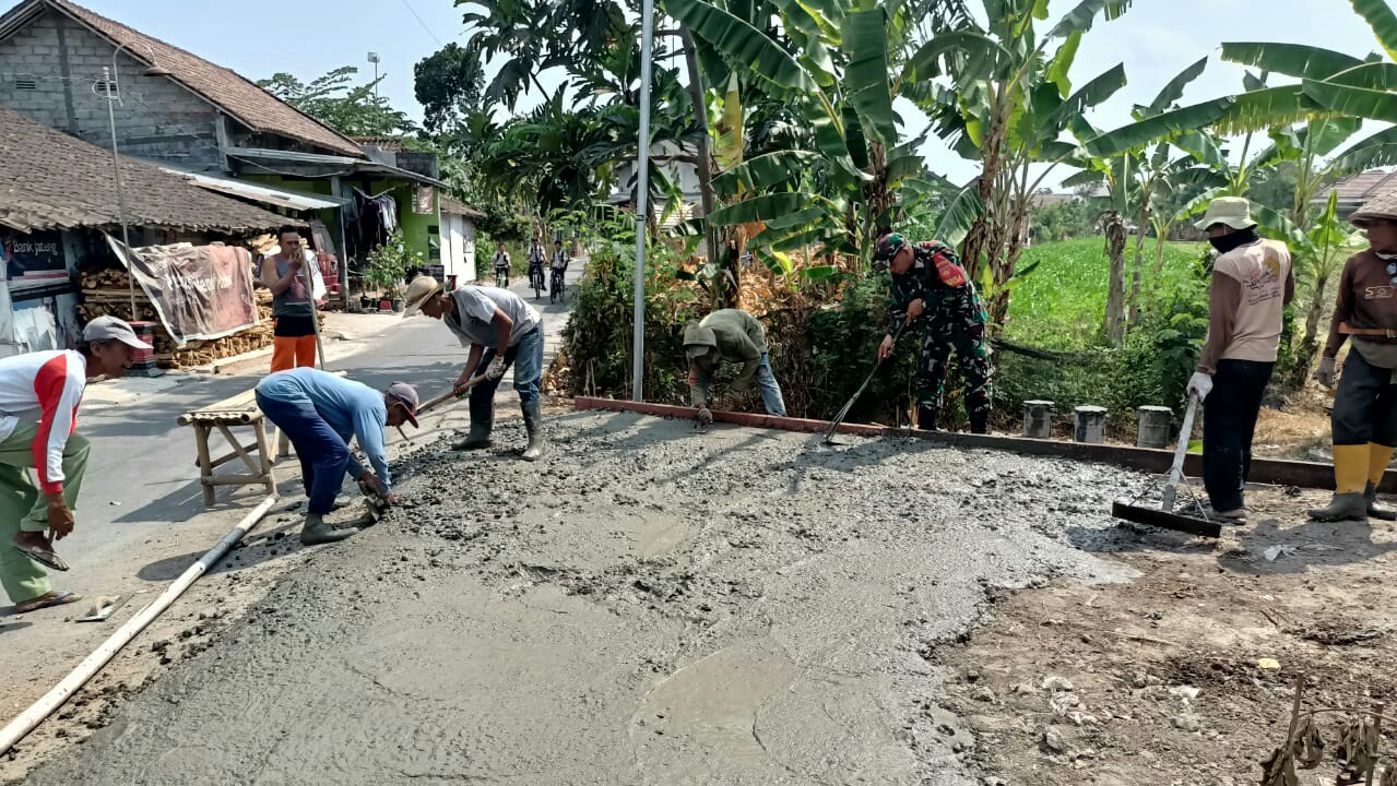 Kemanunggalan TNI Bersama Rakyat, Babinsa Koramil Klaten Utara Gotong Royong Pengecoran Jalan