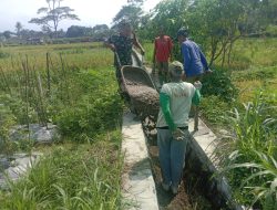 Babinsa Koramil Manisrenggo Kodim 0723 Klaten Bantu Masyarakat dengan Karya Bakti Pengecoran Aliran Air Irigasi Pertanian