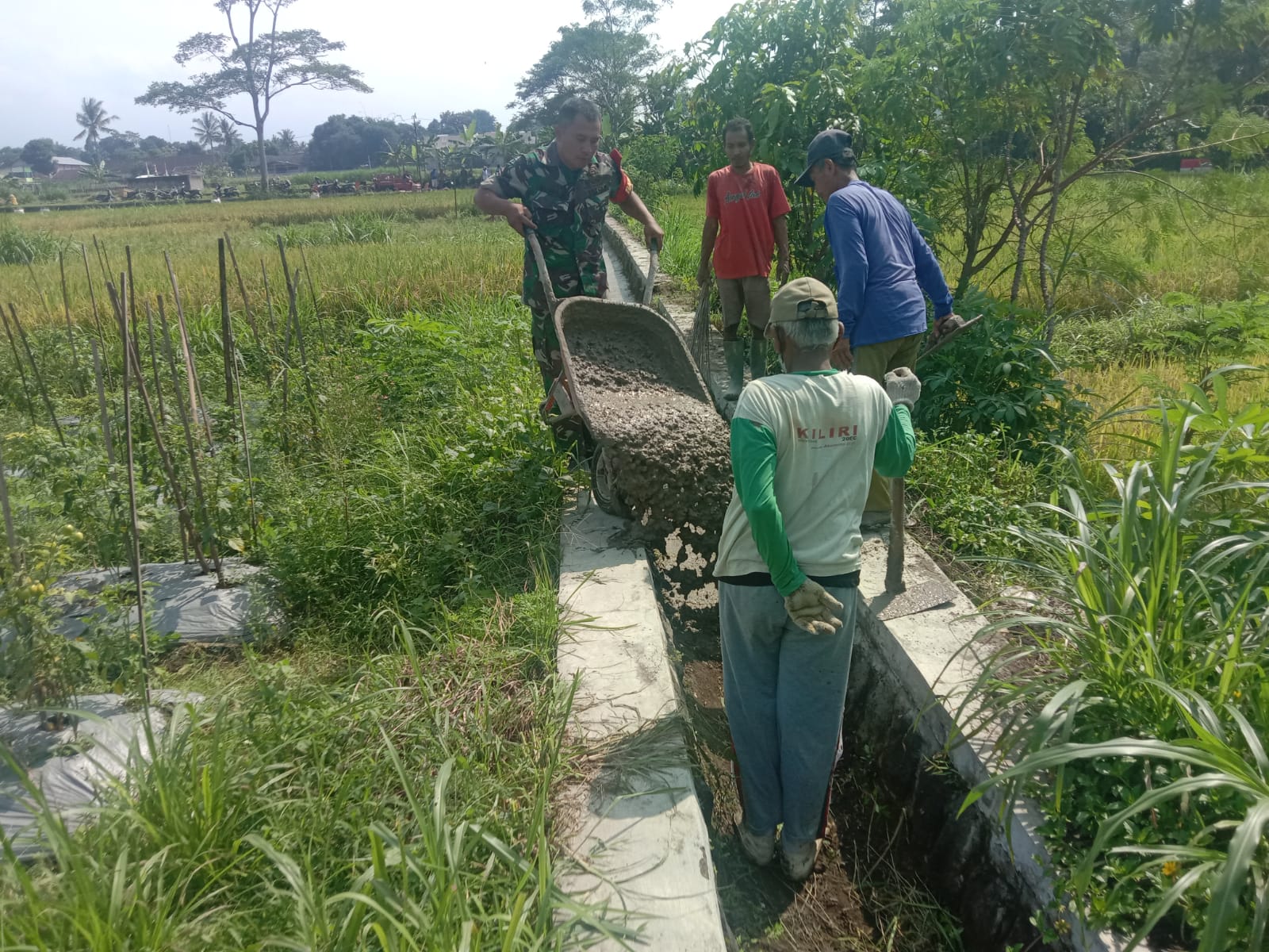 Babinsa Koramil Manisrenggo Kodim 0723 Klaten Bantu Masyarakat dengan Karya Bakti Pengecoran Aliran Air Irigasi Pertanian