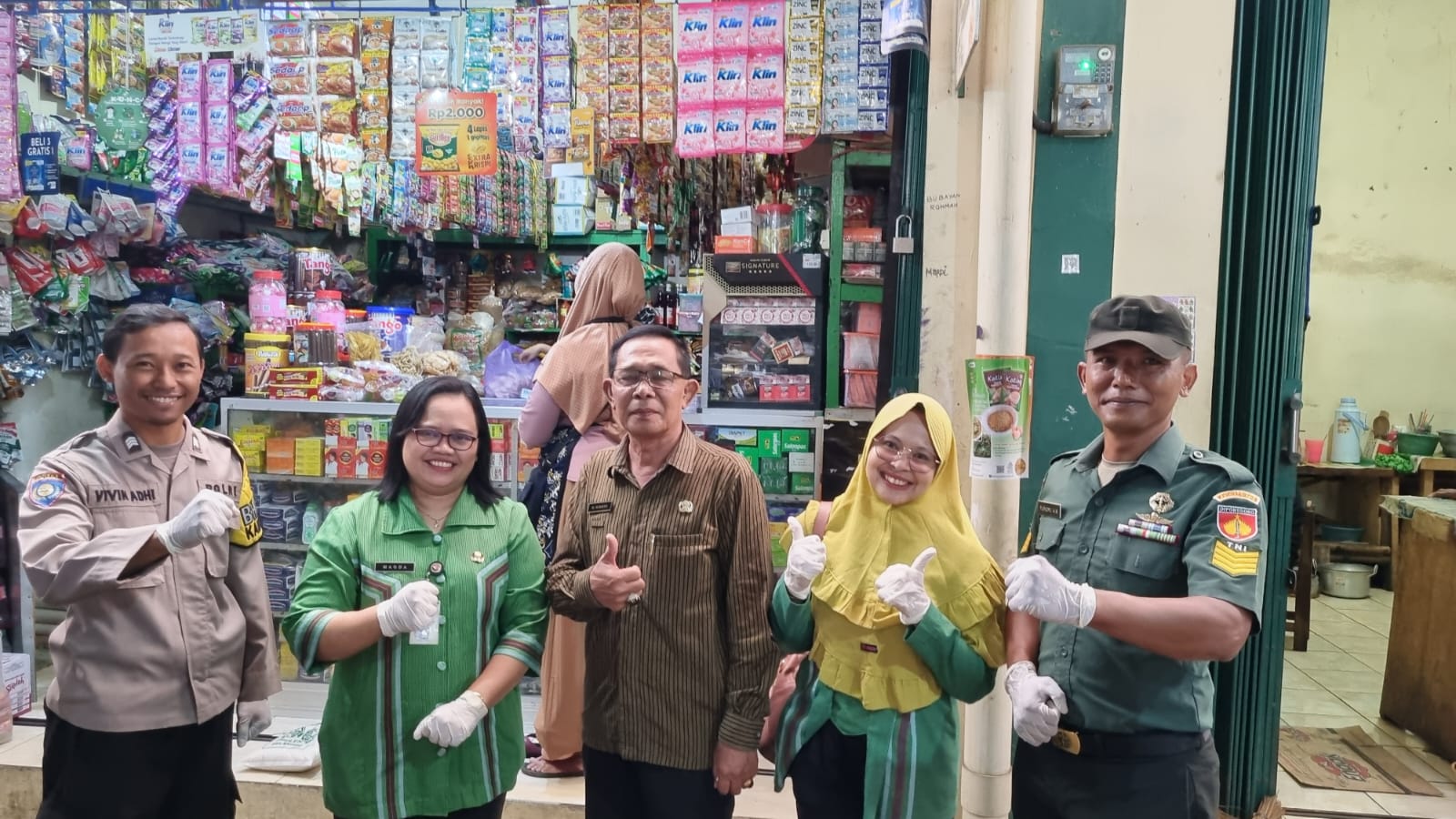 Cek Sembako Jelang Lebaran, Babinsa Wonosari Dampingi Muspika Sidak Pasar Binaan