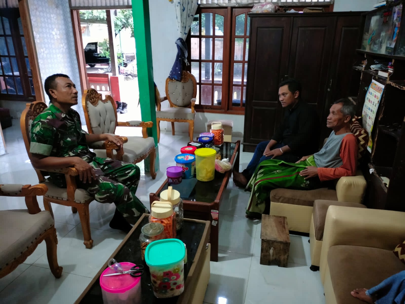 Babinsa Koramil Klaten Utara Pererat Silaturahmi Dengan Warga di Momen Idul Fitri