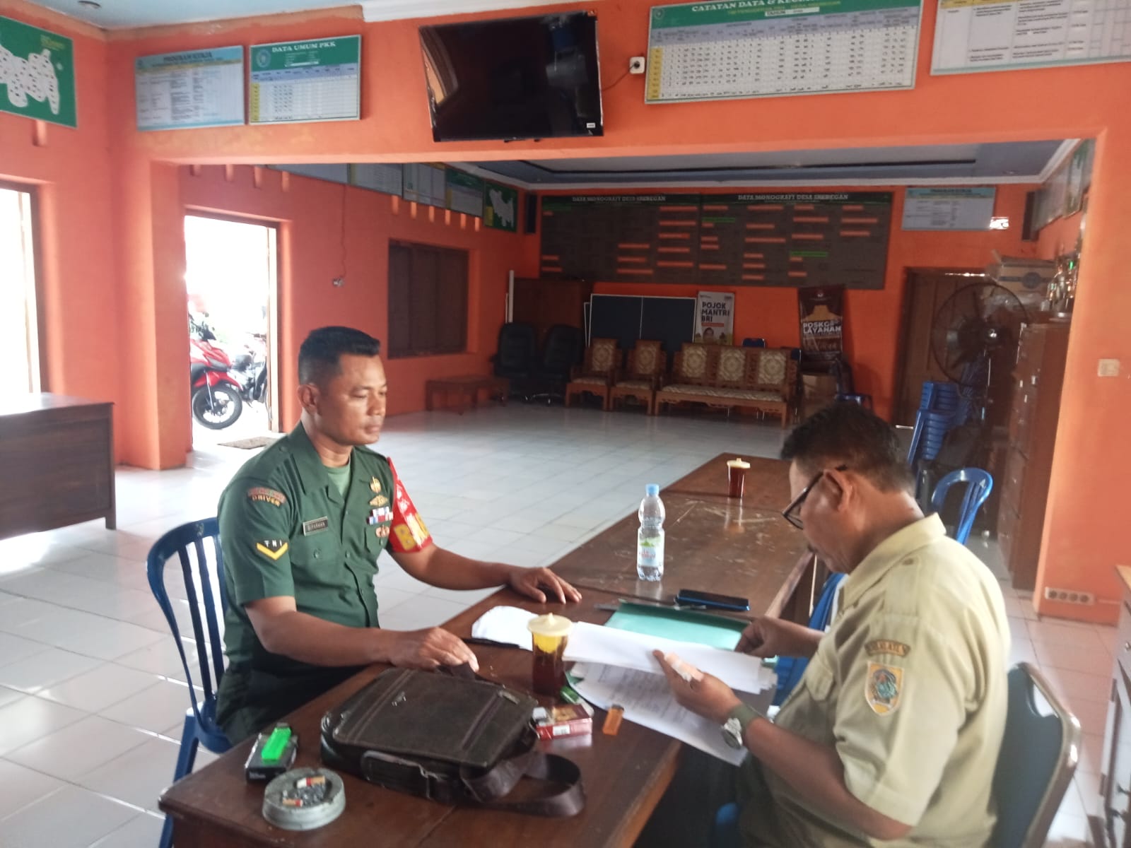 Babinsa Koramil Ceper Bangun Koordinasi Bersama Perangkat Desa Srebegan Untuk Kemajuan Desa