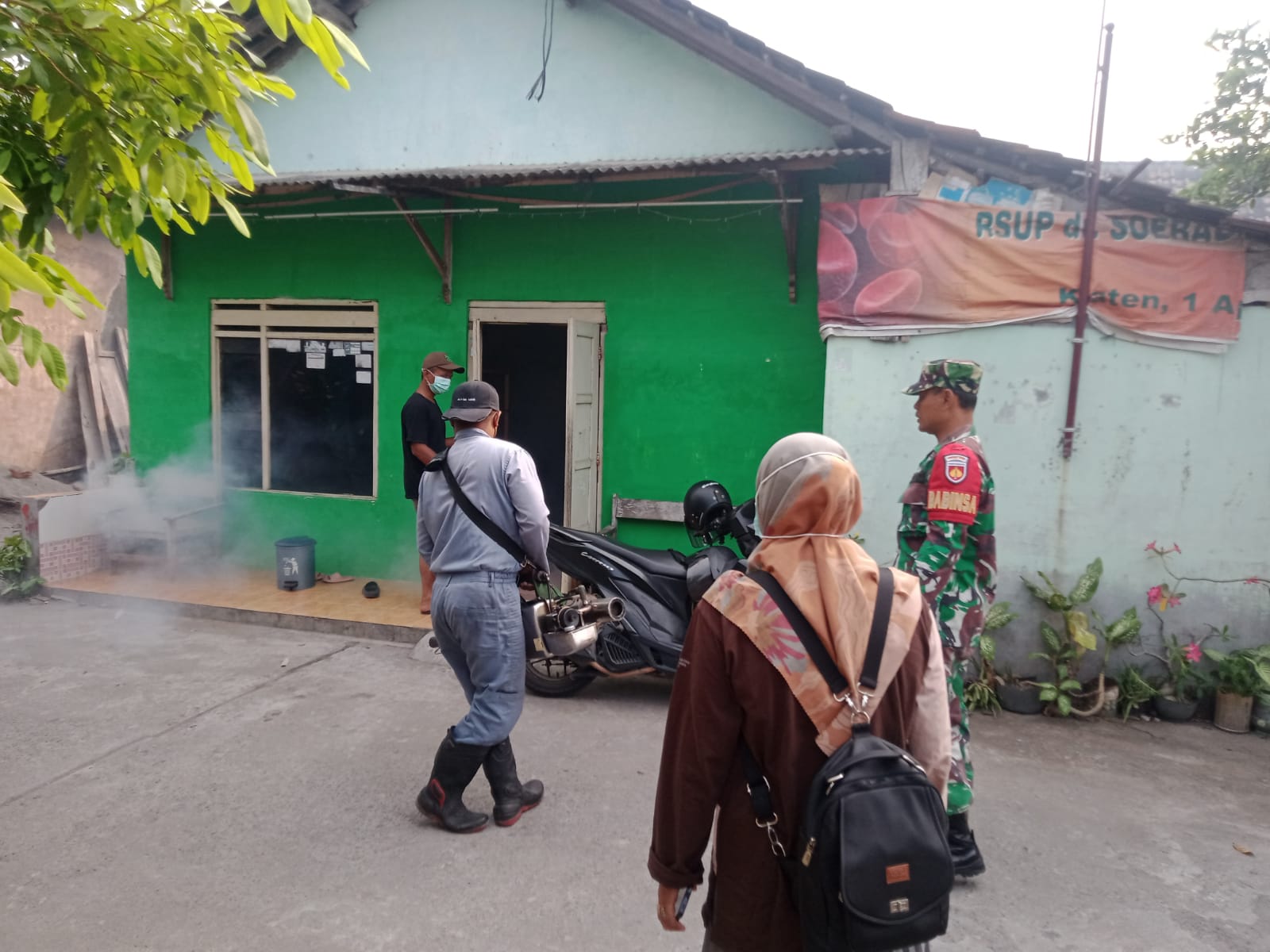 Babinsa Desa Mireng Koramil Trucuk Dampingi Fogging, Sampaikan Ini