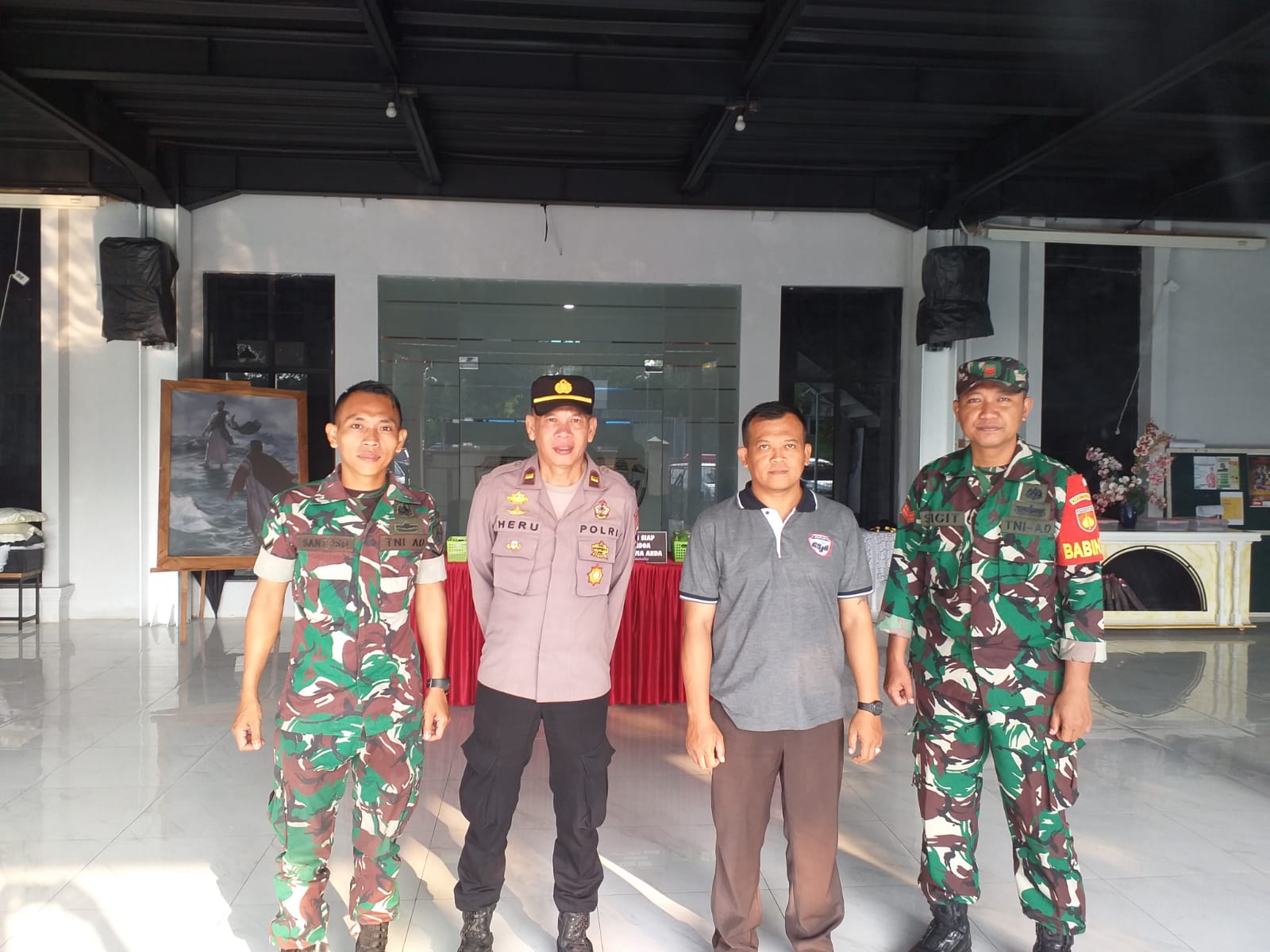 Beri Kenyamanan Warga Dalam Beribadat, Babinsa Kodim Klaten Amankan Gereja Desa Binaan