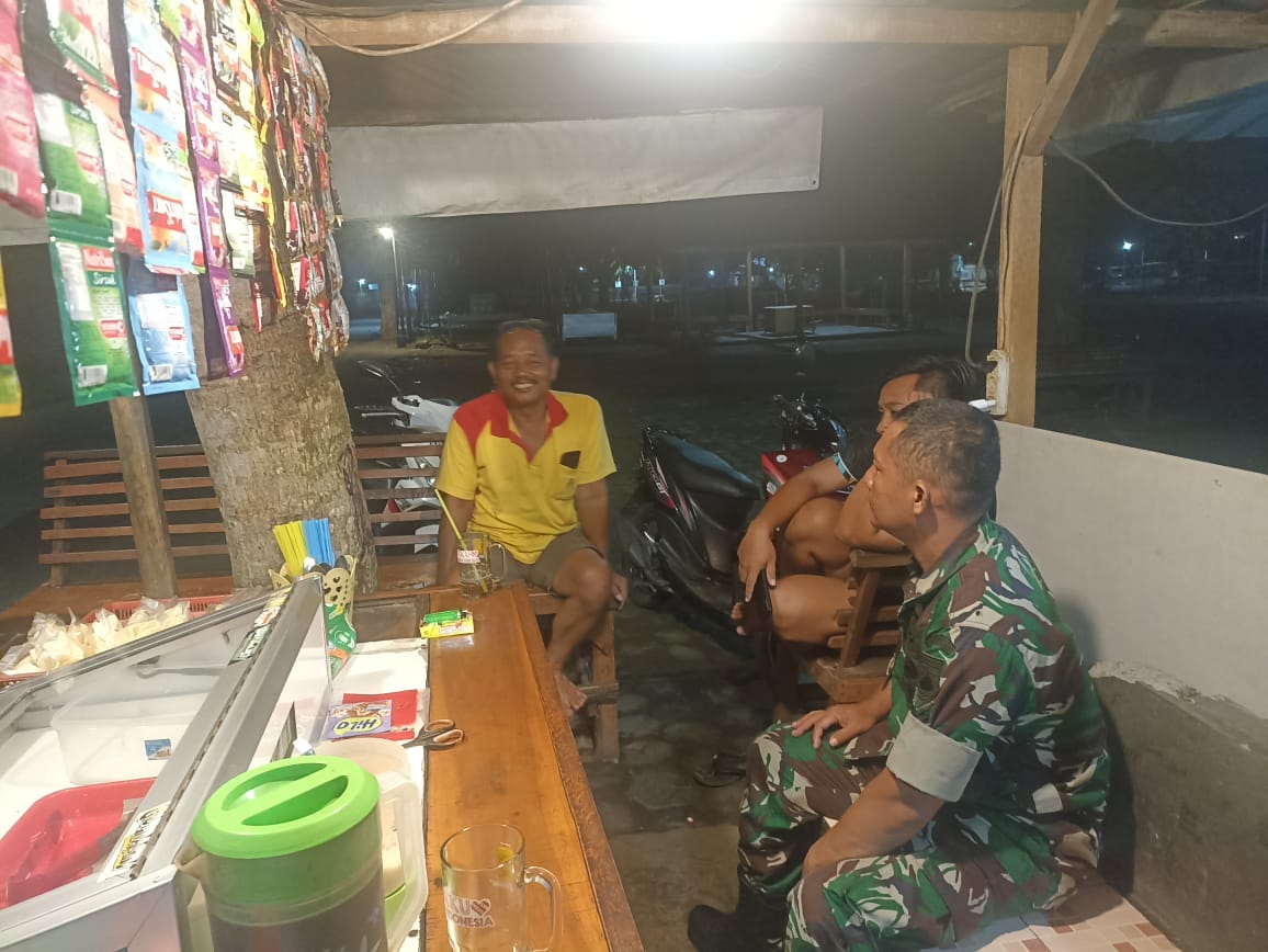 Patroli Malam Dan Komsos Dengan Warga, Babinsa Desa Kebondalem Kidul Sambangi Angkringan Area Parkir Candi Sojiwan