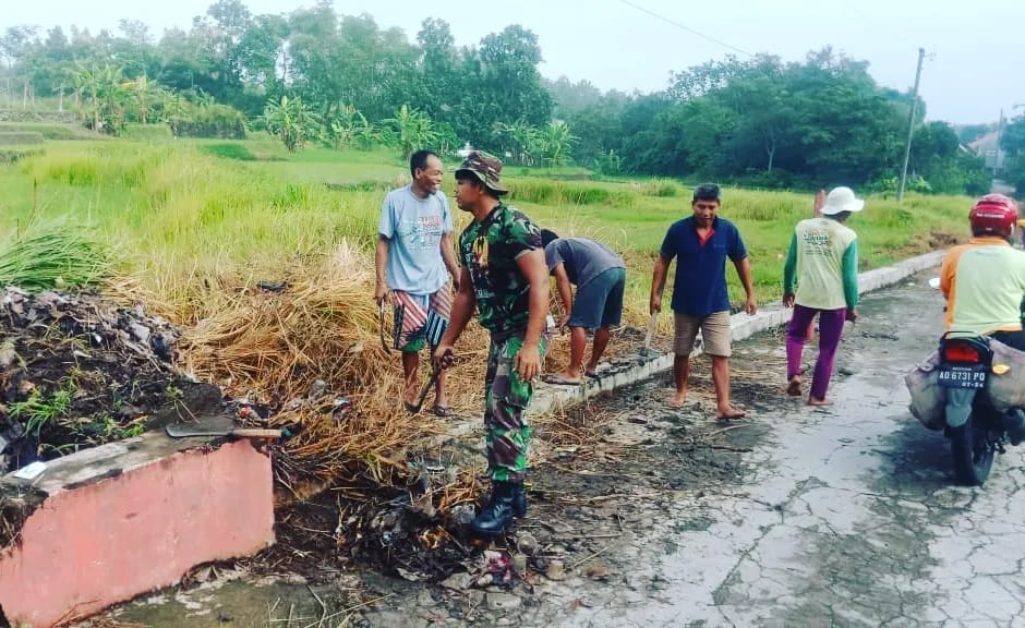 Asrikan Desa, Babinsa Koramil Polanharjo Bersama Warga Bersihkan Jalan Desa Kapungan