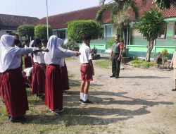 Tanam Sikap Disiplin, Babinsa Koramil 21 Juwiring Berikan Pelatihan PBB Siswa SDN 1 Juwiring