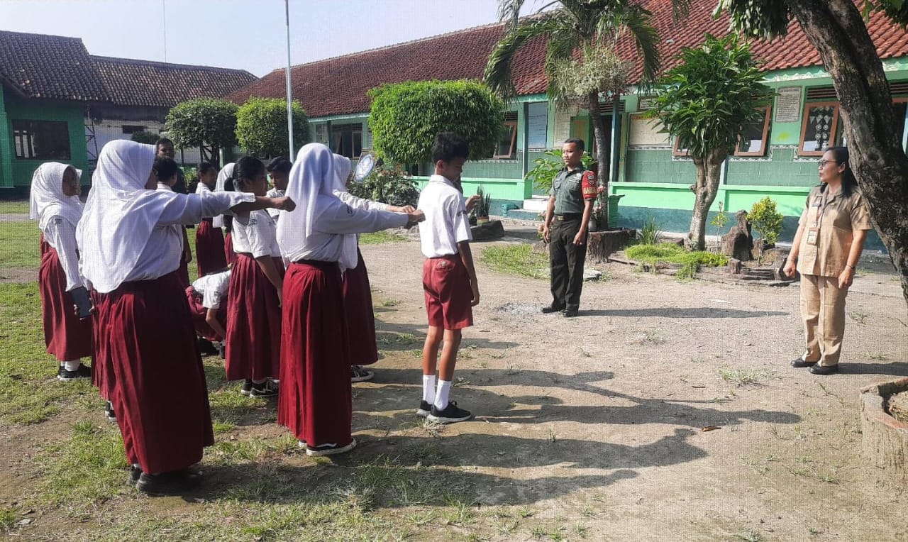 Tanam Sikap Disiplin, Babinsa Koramil 21 Juwiring Berikan Pelatihan PBB Siswa SDN 1 Juwiring