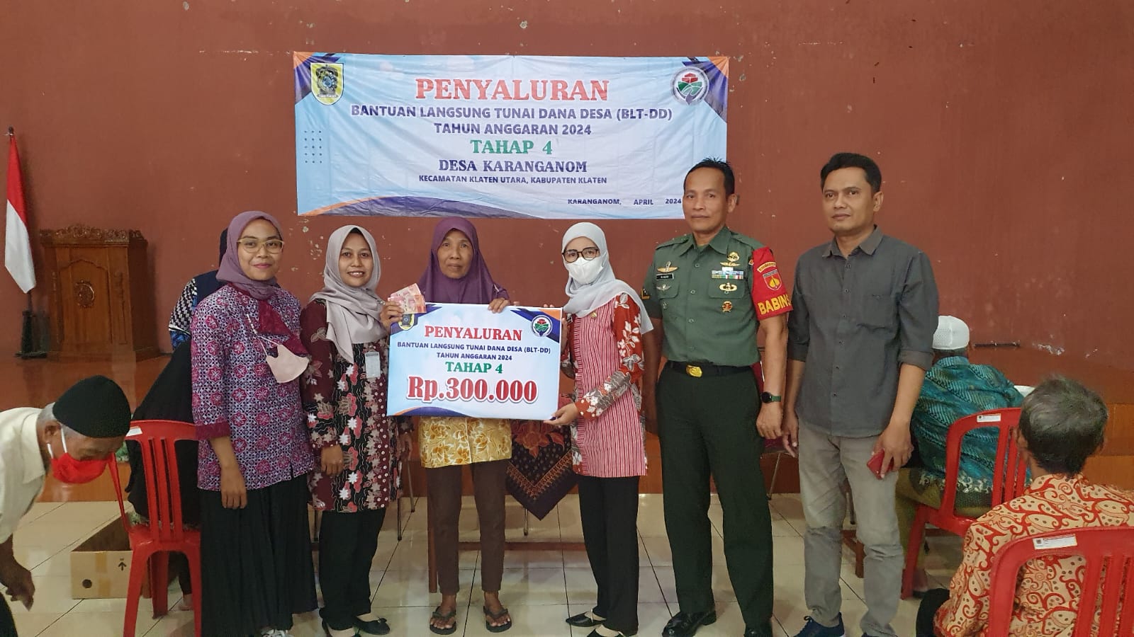 Babinsa Koramil 24/Klaten Utara Pantau Penyaluran BLT-DD Desa Karanganom