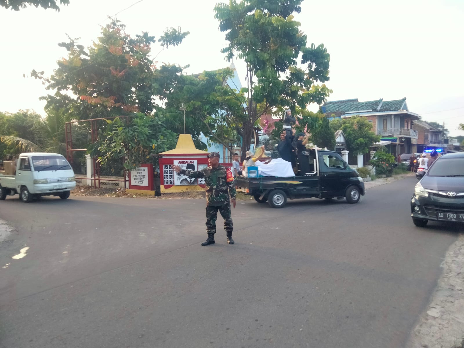 Kirab Riyaya Undhuh-undhuh Di Kawal Babinsa Wonosari Bersama Bhabinkamtibmas Polsek Wonosari