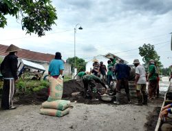 Serka Tenang Suseno, Babinsa Desa Muruh Gantiwarno Klaten Bersama Warga Lakukan Betonisasi Jalan Kampung