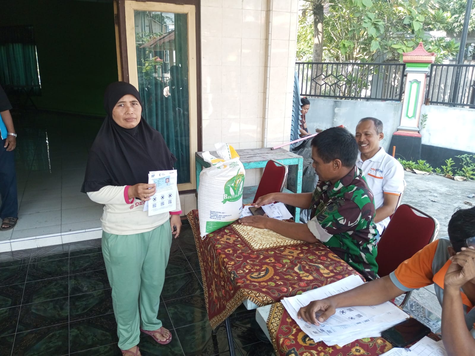 Babinsa Koramil Klaten Utara Dampingi Penyaluran Bantuan Pangan Di Desa Sekarsuli