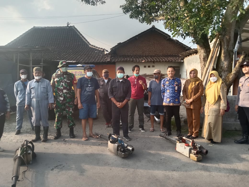 Babinsa Desa Ngreden Dampingi Kegiatan Penyemprotan Fogging Bersama Dinas Kesehatan Klaten