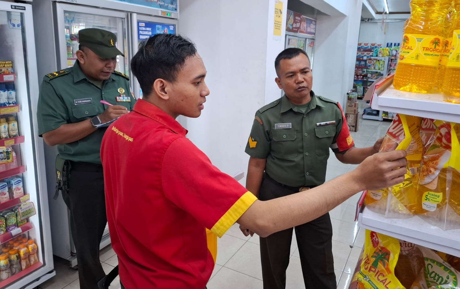 Babinsa Koramil Klaten Utara Intensifkan Monitoring Harga Sembako Di Pasaran