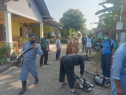 Babinsa Koramil 23/Ceper Dampingi Petugas Kesehatan Lakukan Fogging