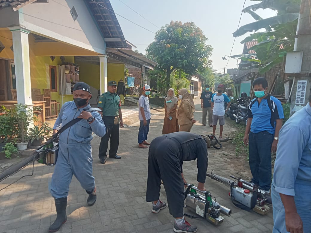 Babinsa Koramil 23/Ceper Dampingi Petugas Kesehatan Lakukan Fogging