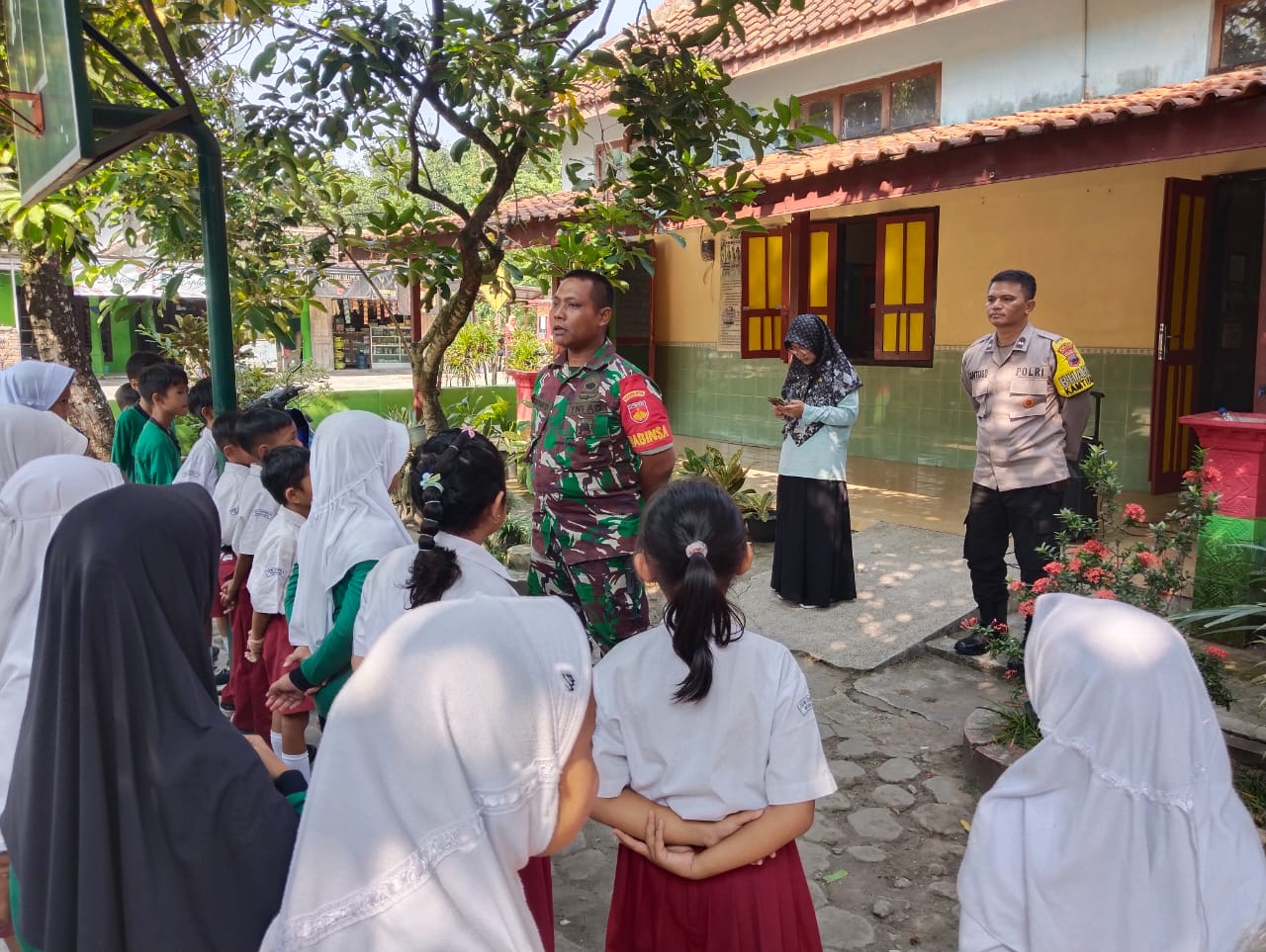 Beri Motivasi Dan Wawasan Kebangsaan, Babinsa Koramil 22/Wonosari Sambangi SD Negeri Sukorejo