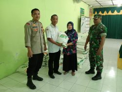 Babinsa dan Bhabinkamtibmas Desa Wadunggetas Dampingi Penyaluran Sembako Tahap V Tahun 2024