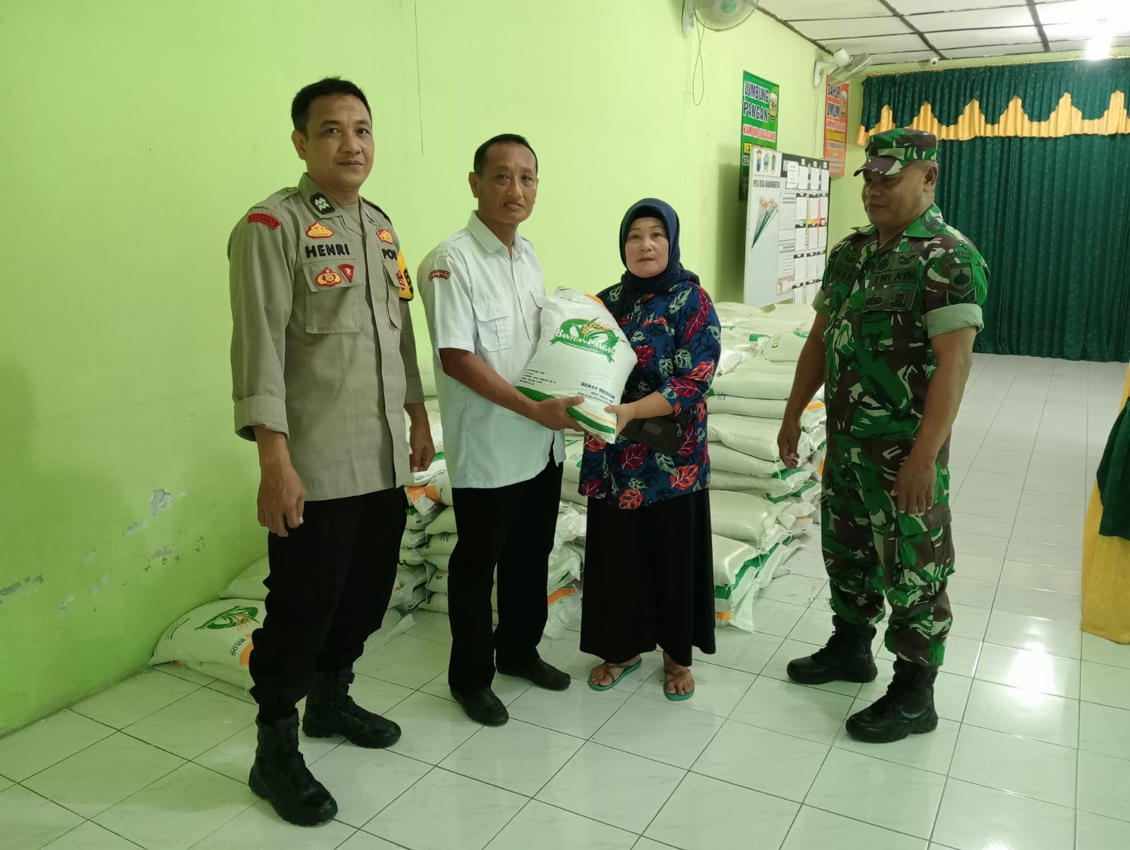 Babinsa dan Bhabinkamtibmas Desa Wadunggetas Dampingi Penyaluran Sembako Tahap V Tahun 2024