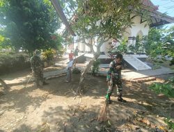 Babinsa Koramil Trucuk Lakukan Karya Bakti Bersihkan Makam Ki Ageng Ronggo Warsito