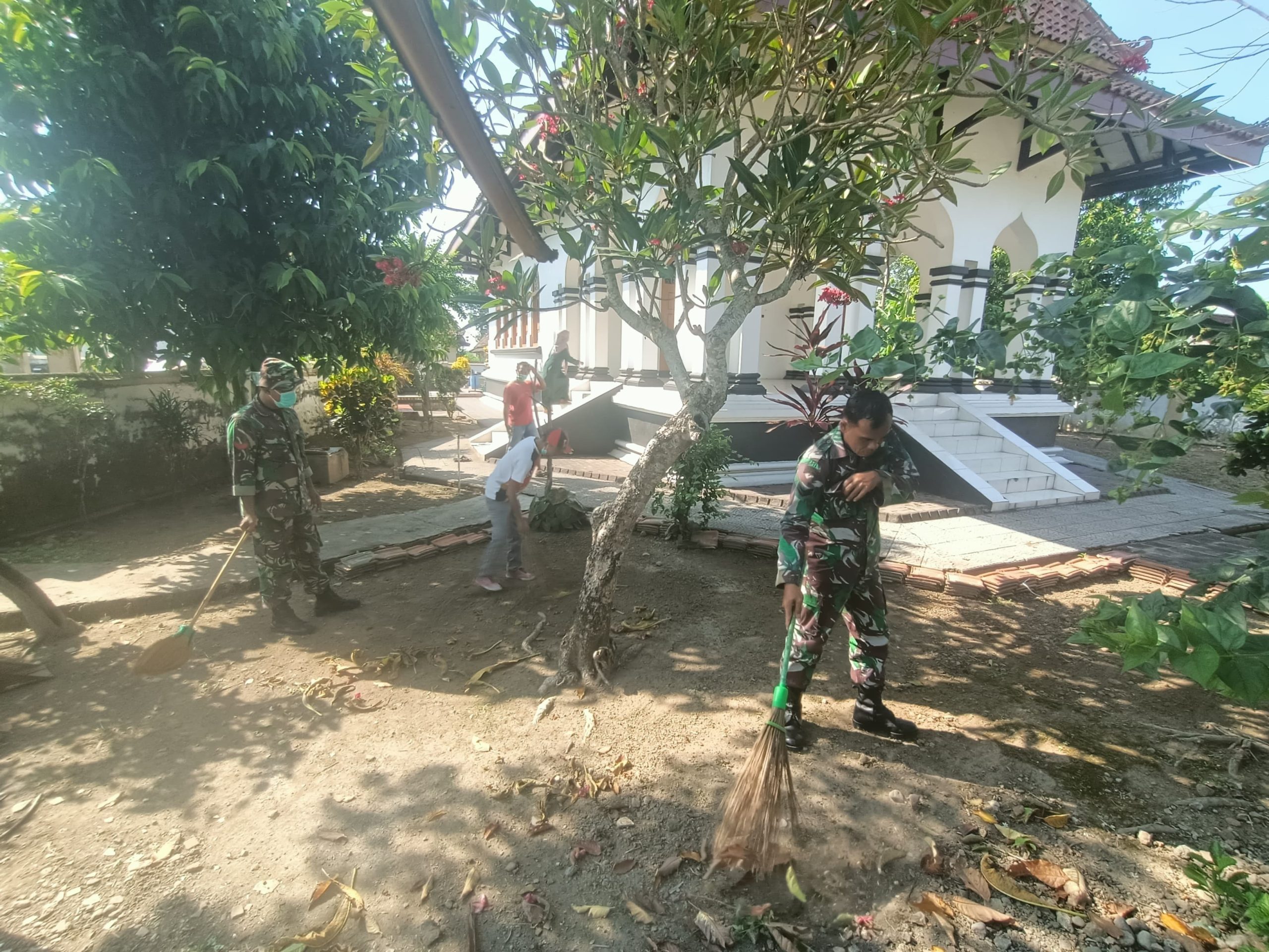 Babinsa Koramil Trucuk Lakukan Karya Bakti Bersihkan Makam Ki Ageng Ronggo Warsito
