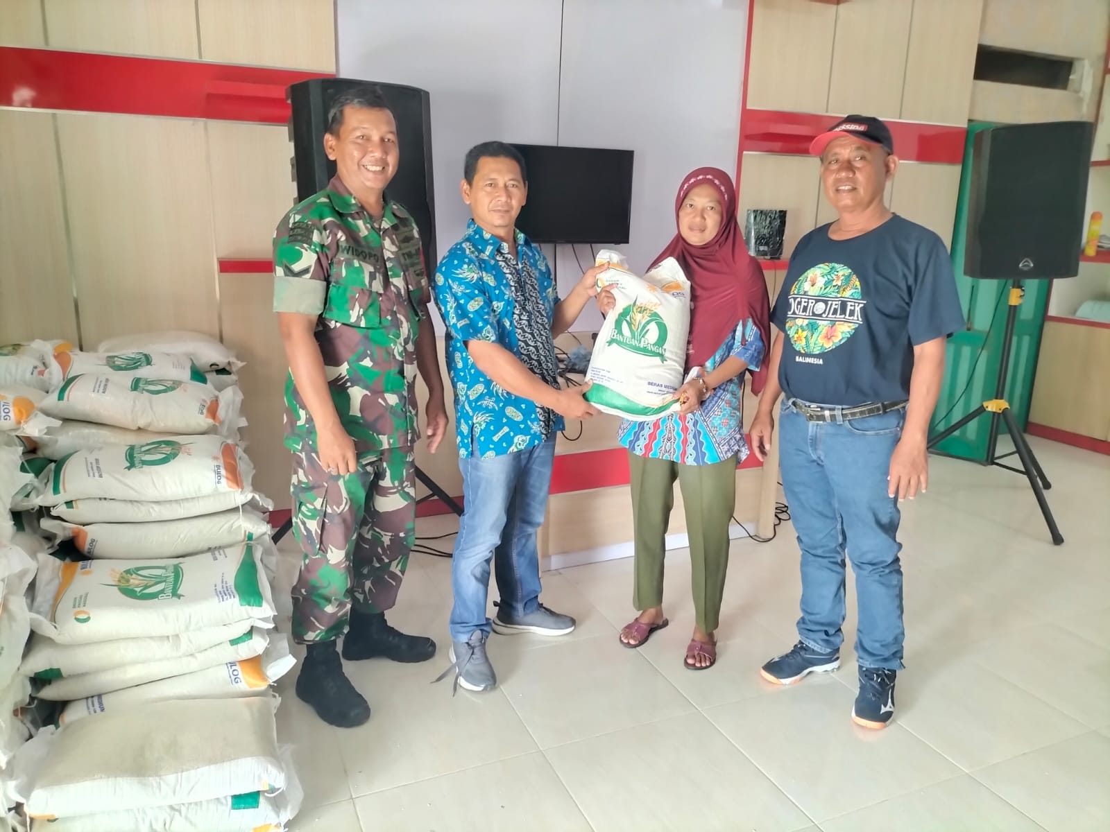 Babinsa Desa Sekaran Dampingi Penyaluran Bantuan Beras Tahap IV TA 2024 Dari Badan Pangan Nasional