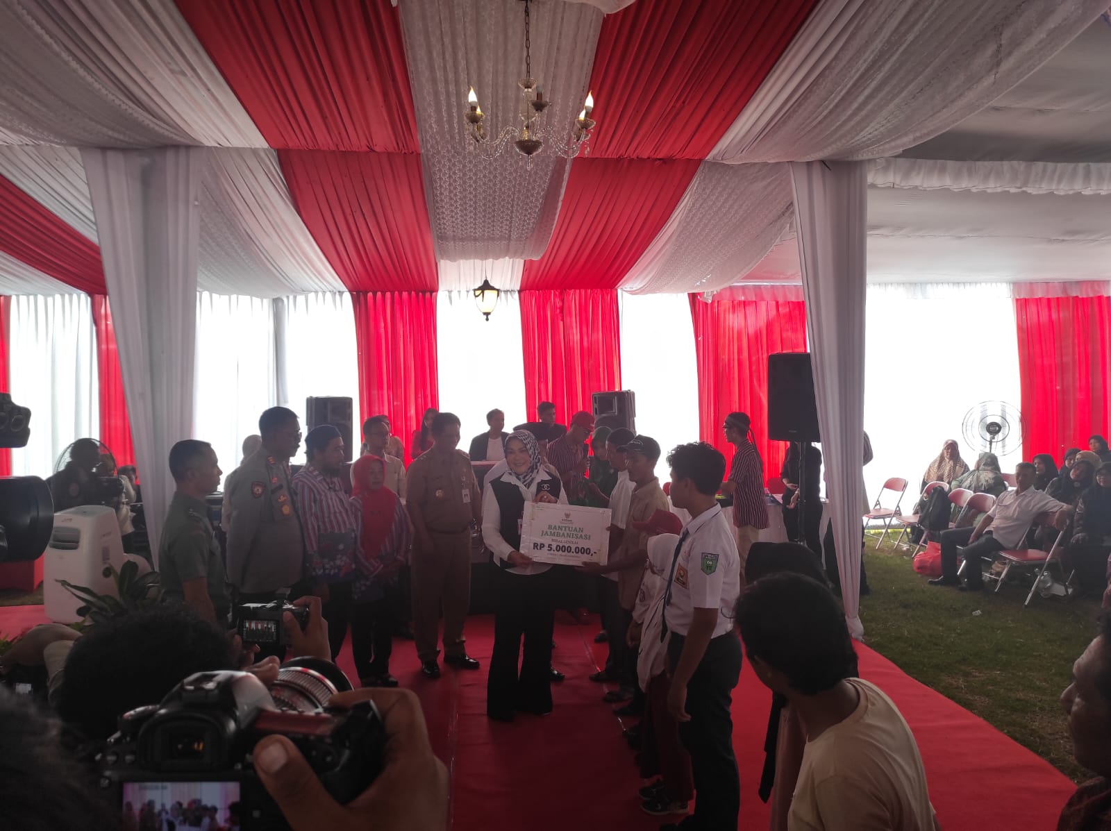 Pelda Hariyanto Wakili Danramil 01/Kota Dampingi Bupati Klaten Sambangi Warga Mojayan