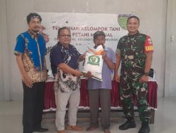 Warga Dapat Bantuan Beras, Babinsa Koramil 09/Prambanan Dampingi Penyalurannya
