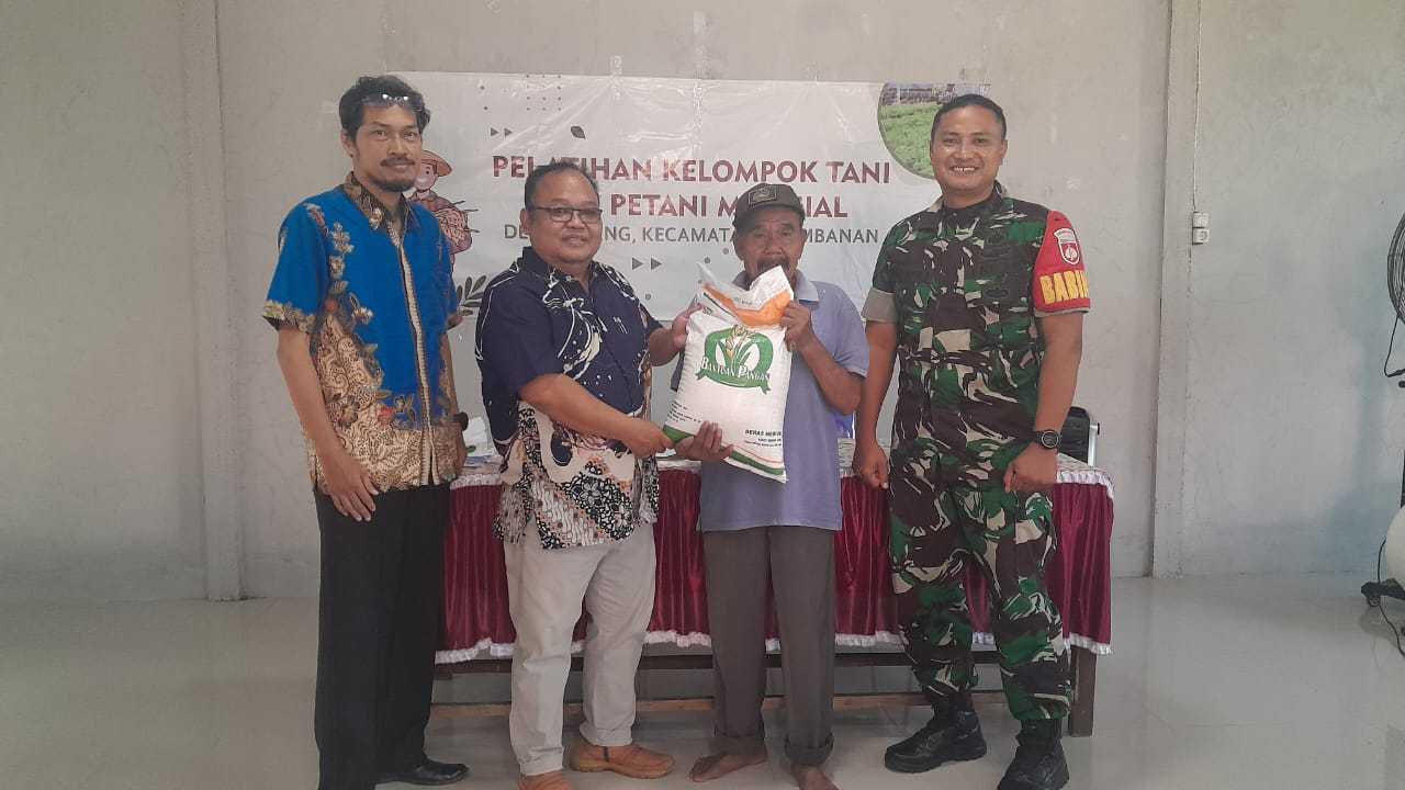 Warga Dapat Bantuan Beras, Babinsa Koramil 09/Prambanan Dampingi Penyalurannya
