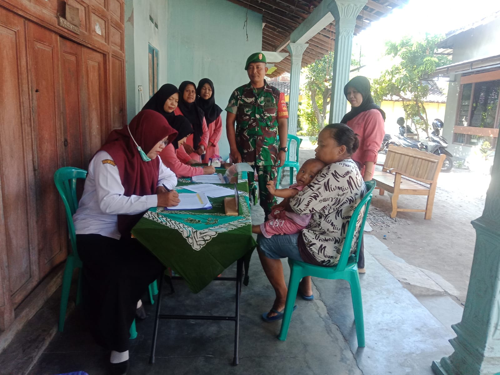 Babinsa Desa Dlimas Dampingi Kegiatan Posyandu Balita Ngesti Mulyo 2